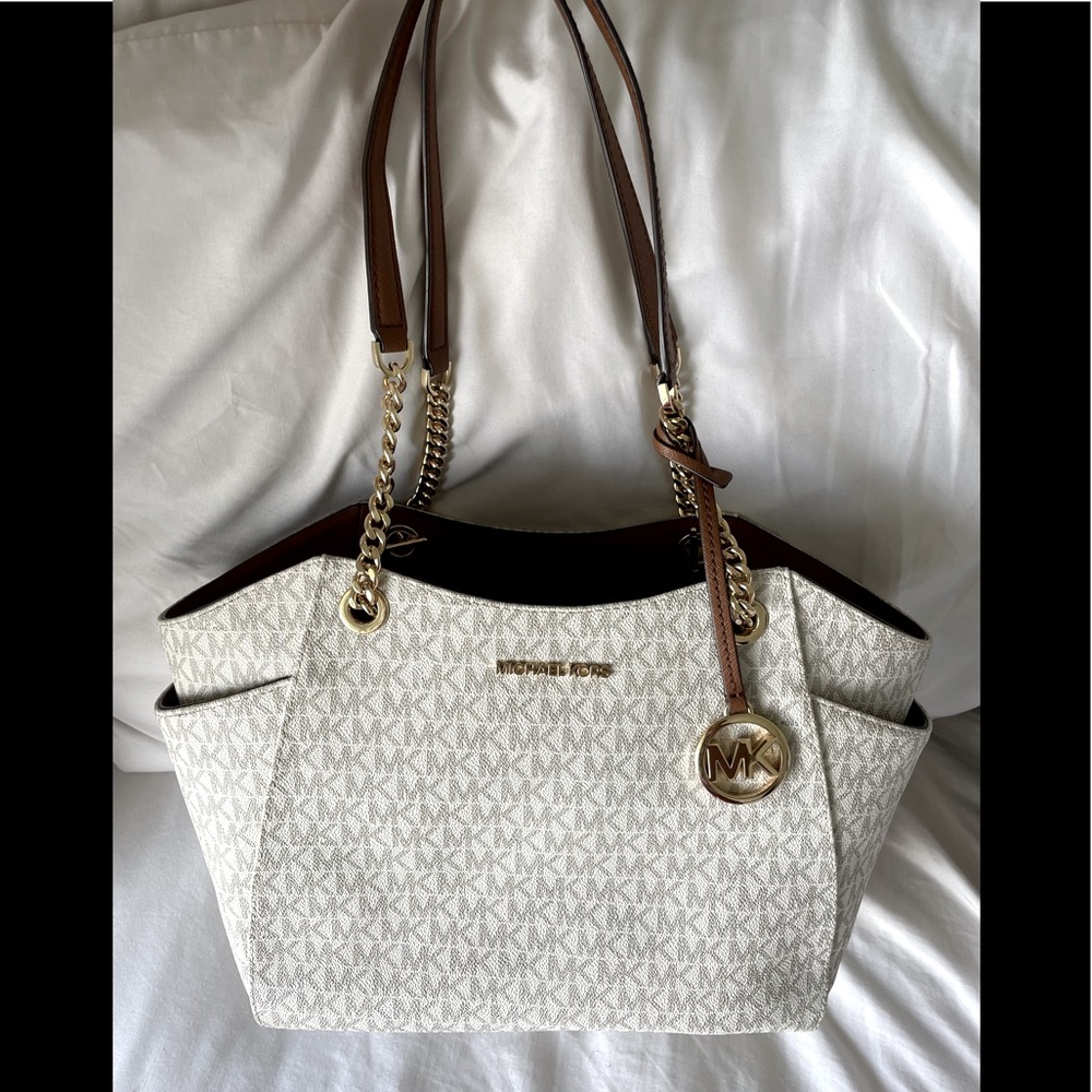 MICHAEL MICHAEL KORS
Jet Set Travel Large Logo Shoulder Bag
Style# 30S2GTVE3B